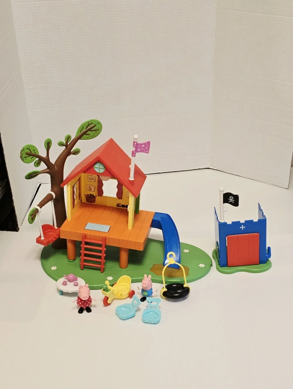 Peppa Pig’s Treehouse & George Fort Treehouse READ